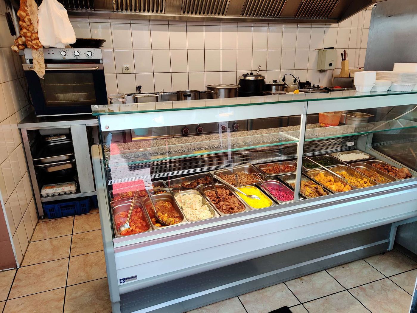 De open keuken met de vitrine