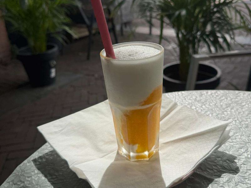 Kokos-mango smoothie op het terras