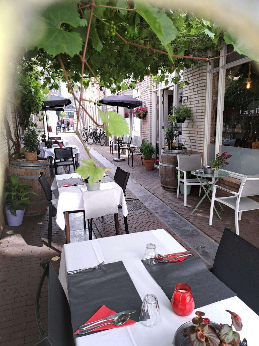 Het terras in de Lindenstraat met gedekte tafels