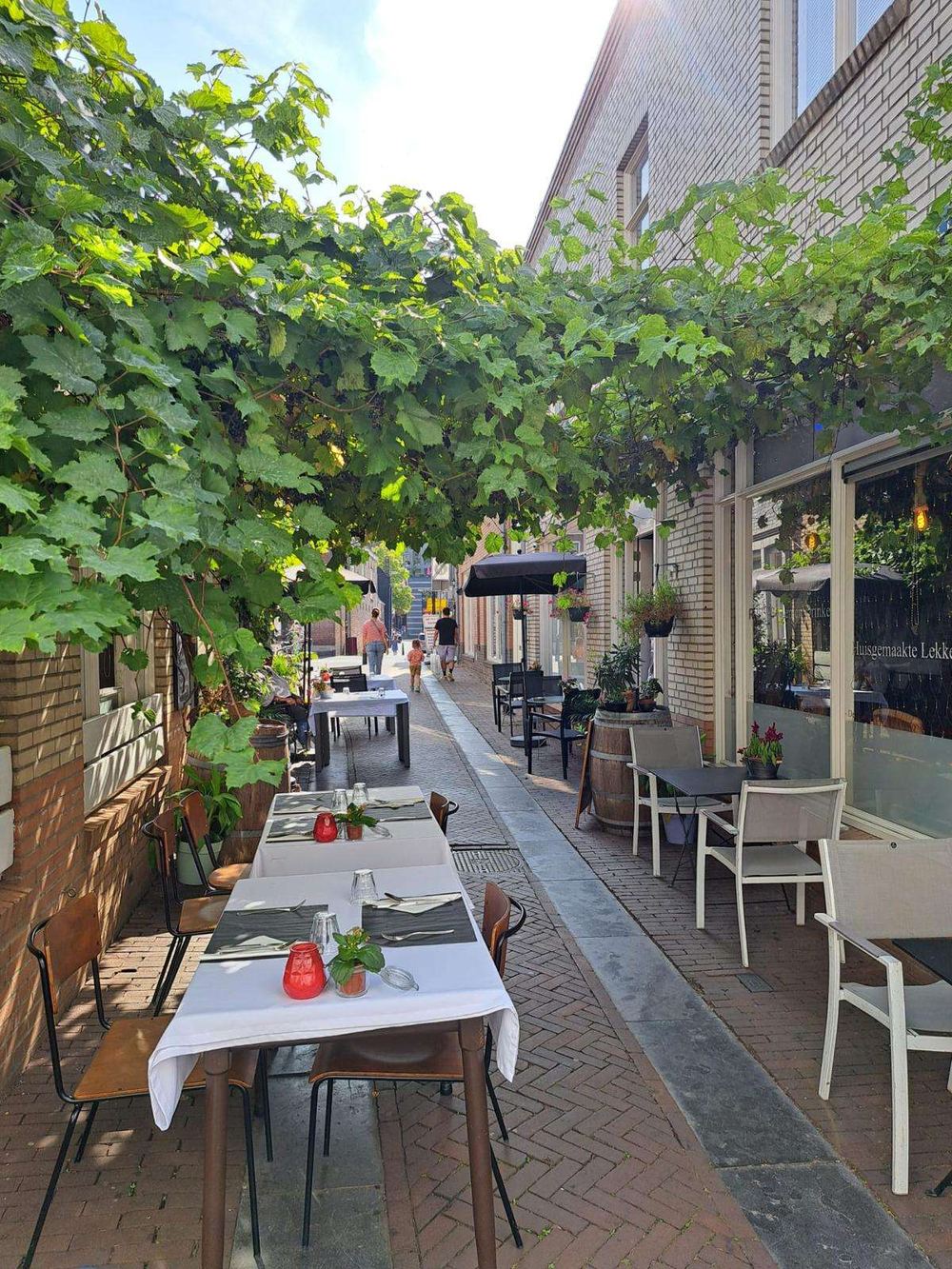 De Lindenstraat met het terras van RUBY'S
