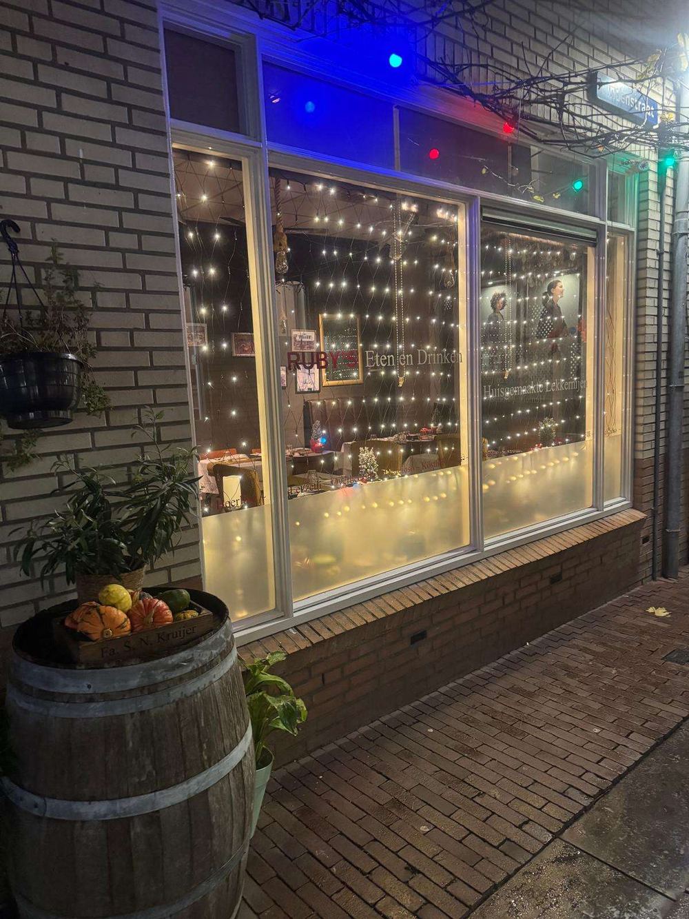 De verlichte wijnwand bij avond